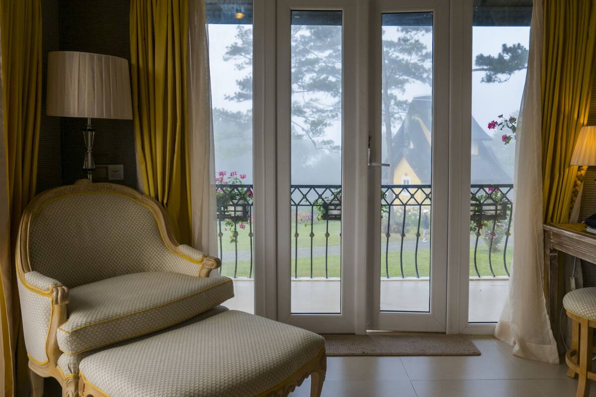 deluxe suite, 1 queen bed, garden view | room amenity