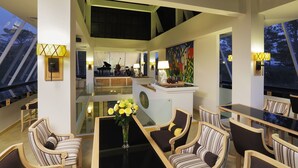 A modern interior with a piano, seating area, and artwork. - Binh An Village Dalat (Xuan Huong - Da Lat)