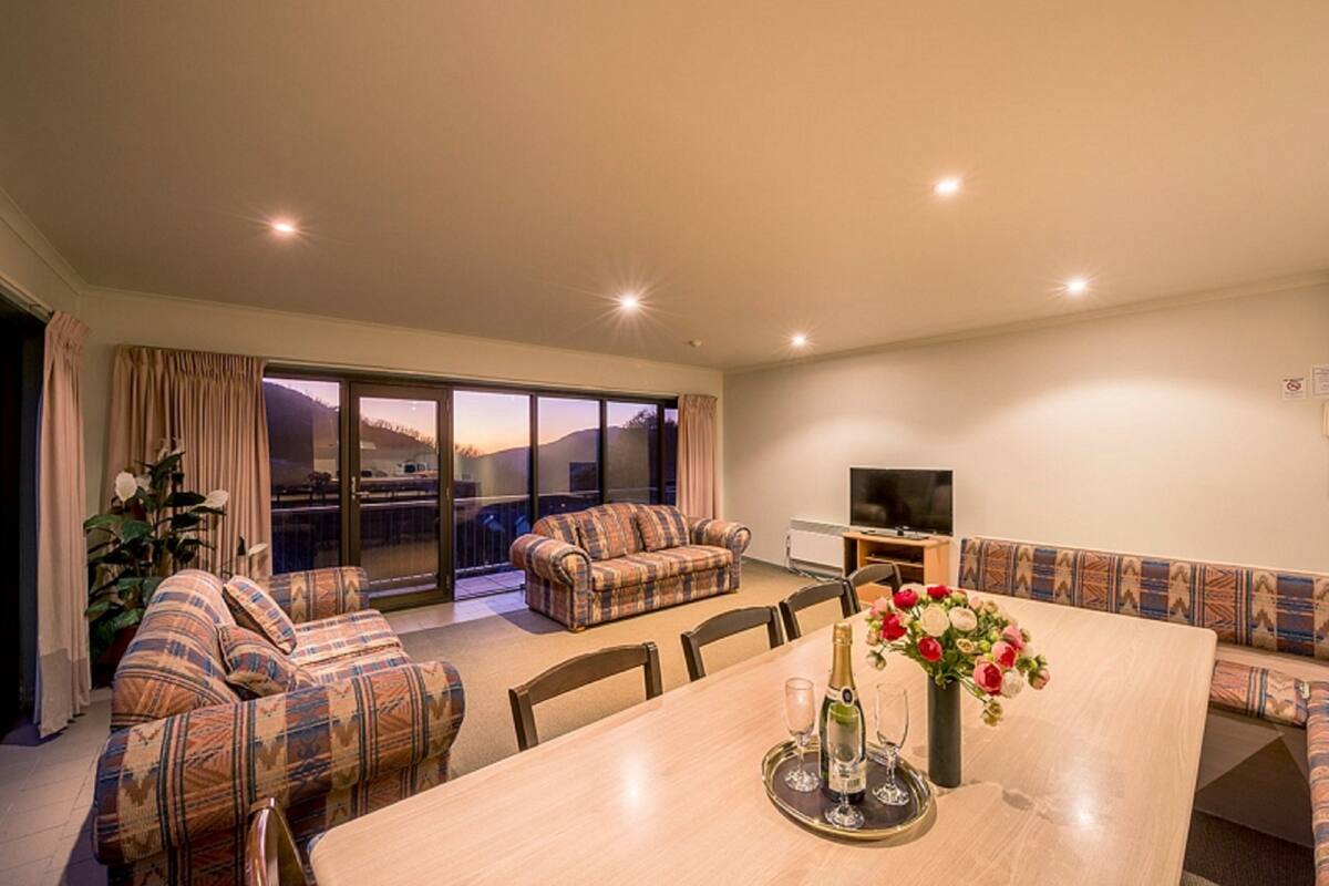 Standard-Apartment, 3 Schlafzimmer | Wohnbereich