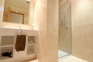 Kostenlose Toilettenartikel, Haartrockner, Handtücher