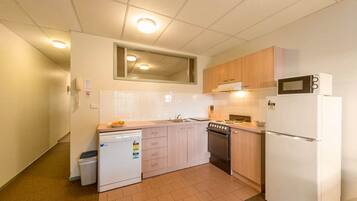 Departamento Deluxe, 1 habitación | Cocina privada | Refrigerador, microondas, horno y parrilla de estufa