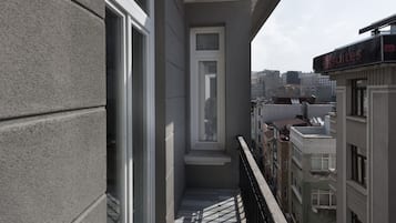 Quadruple Room, Shared Bathroom | Pemandangan balkoni