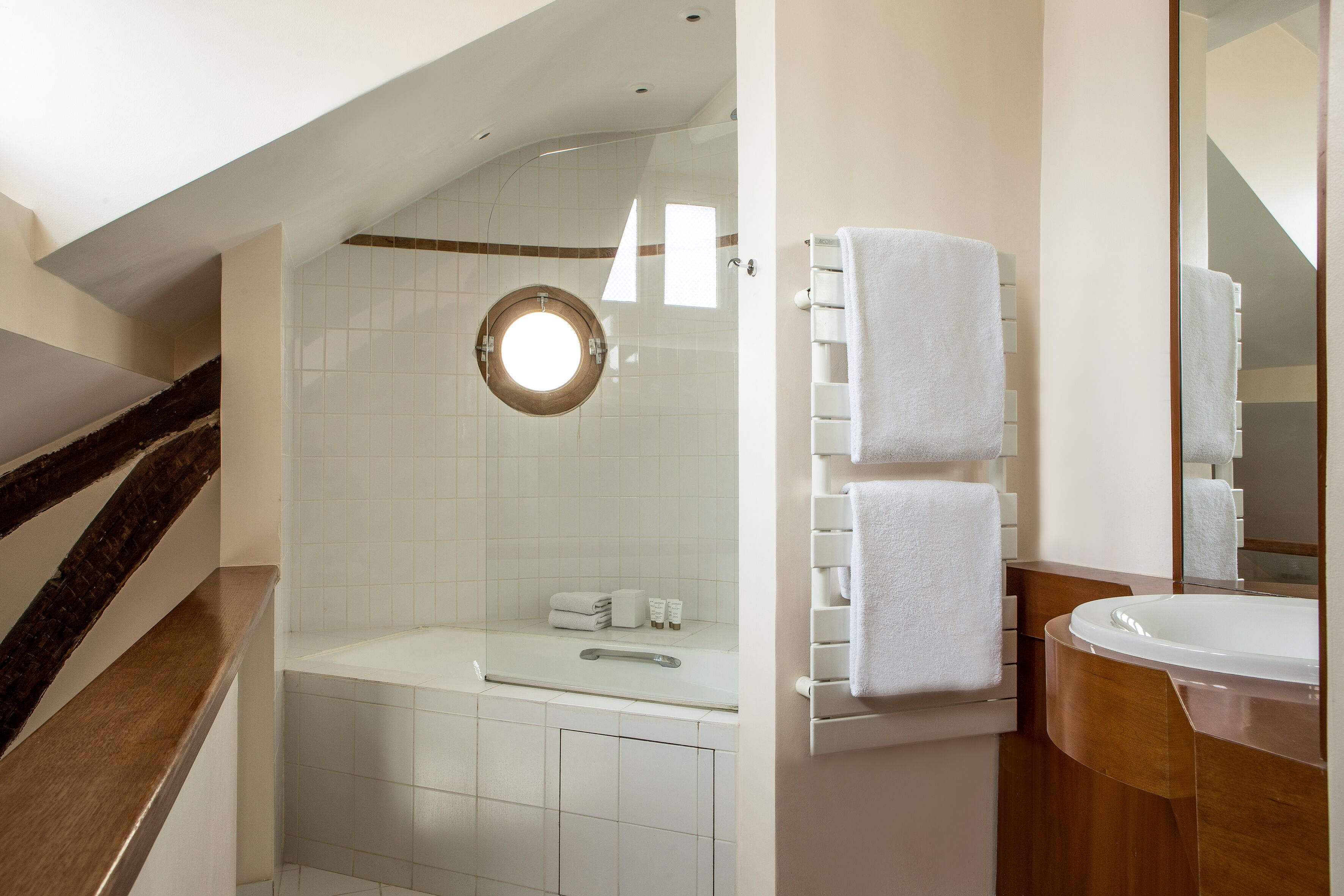junior suite duplex | bathroom | free toiletries, hair dryer, towels