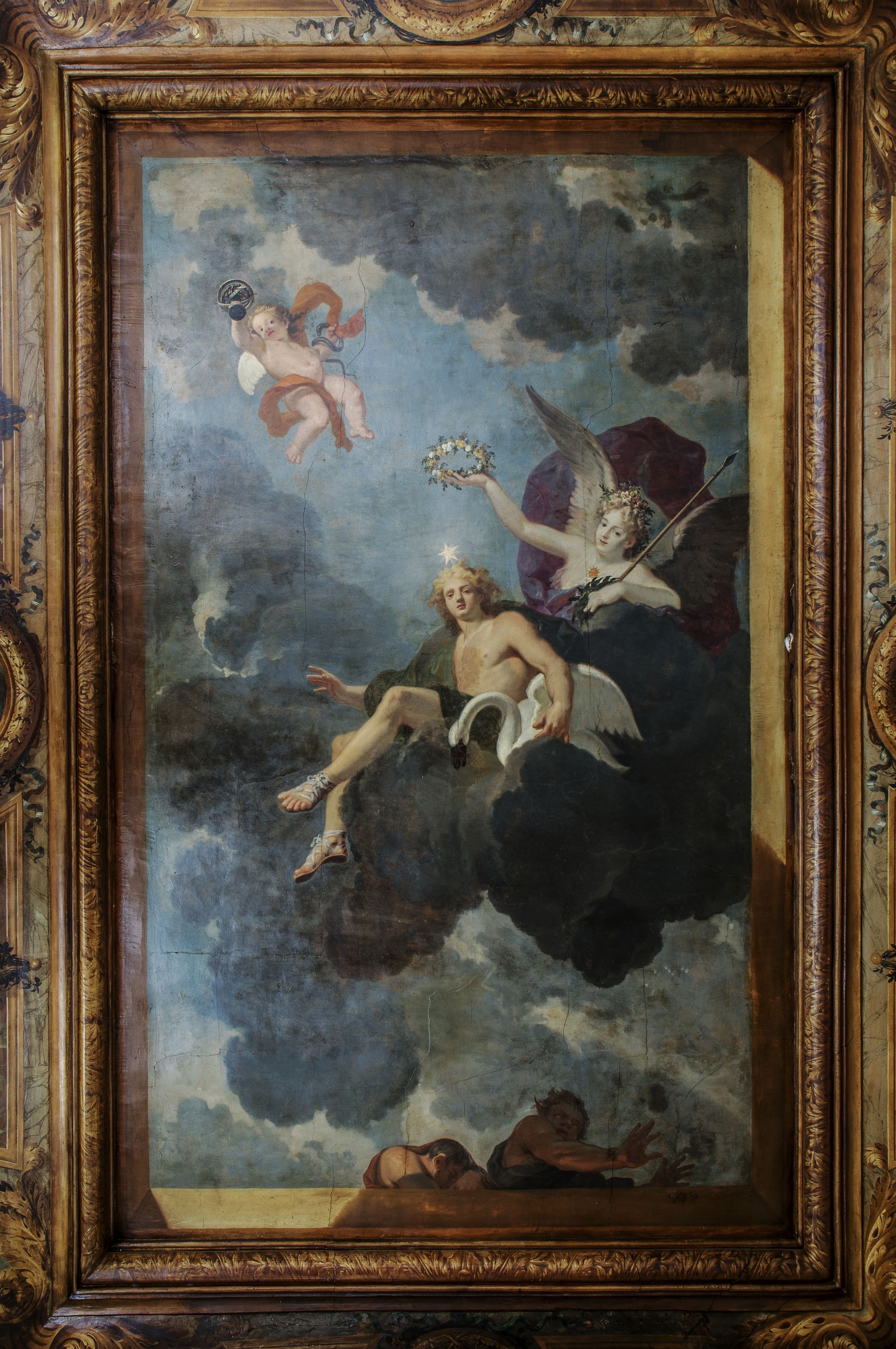 Una pintura clásica con querubines y una figura alada, enmarcada en un borde dorado ornamentado.