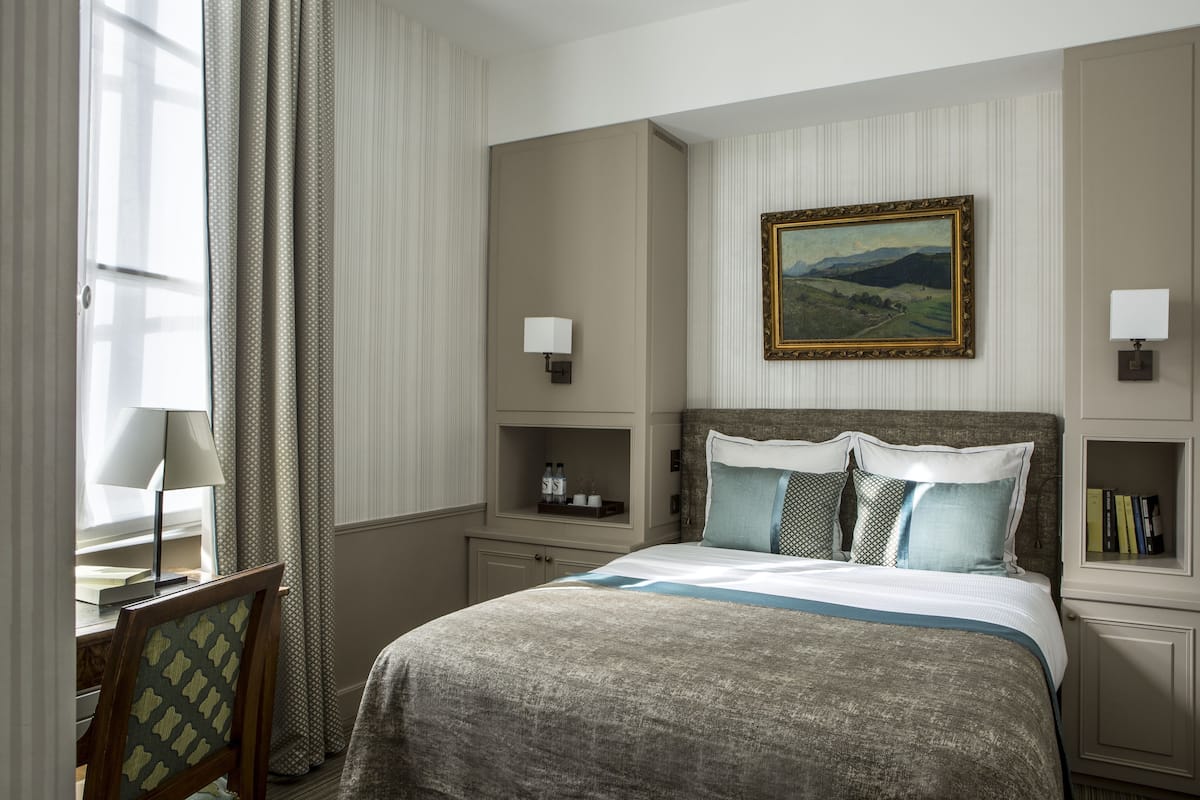 In-room safe, free WiFi, bed sheets