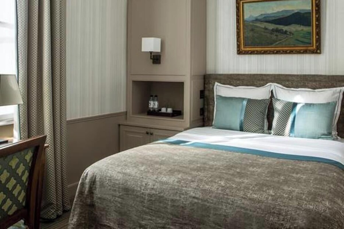 In-room safe, WiFi (free), bed sheets