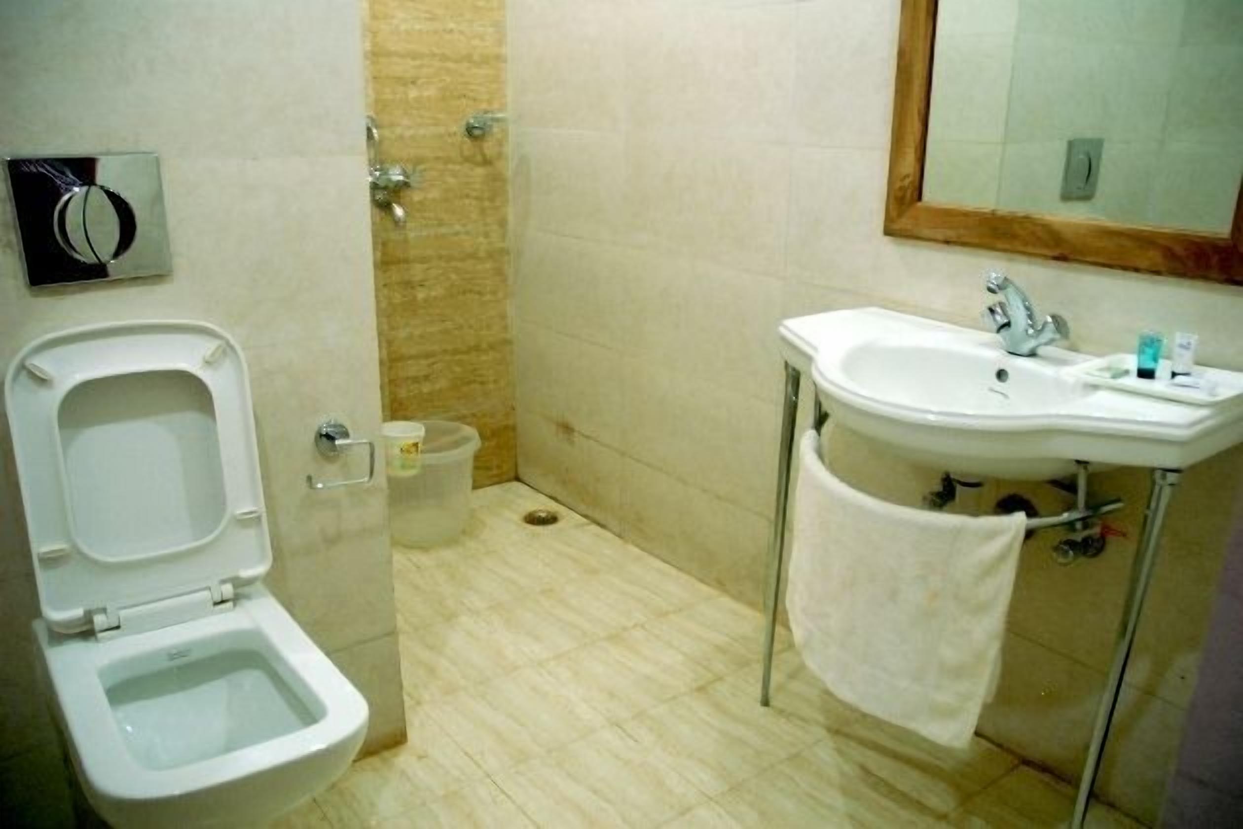 Ein Badezimmer mit Toilette, Waschbecken und Dusche.