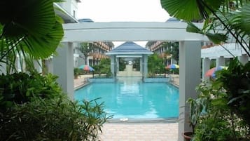 Una piscina al aire libre
