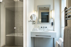 Connecting Family Room | Bathroom | Free toiletries, hair dryer, towels - Hôtel Mansart (Paris)