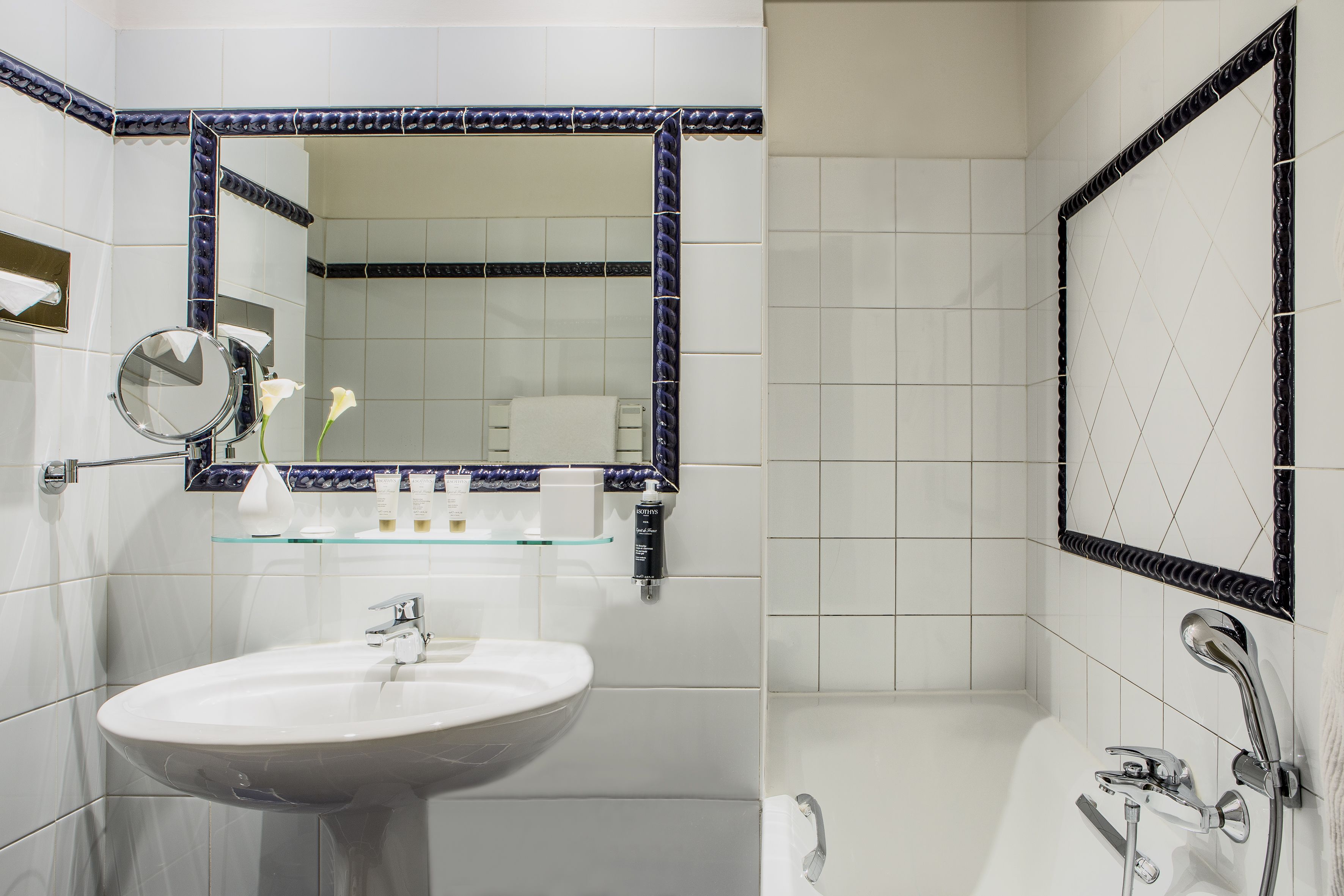 Ein Badezimmer mit einem weißen Waschbecken, einem Spiegel und einer Badewanne.