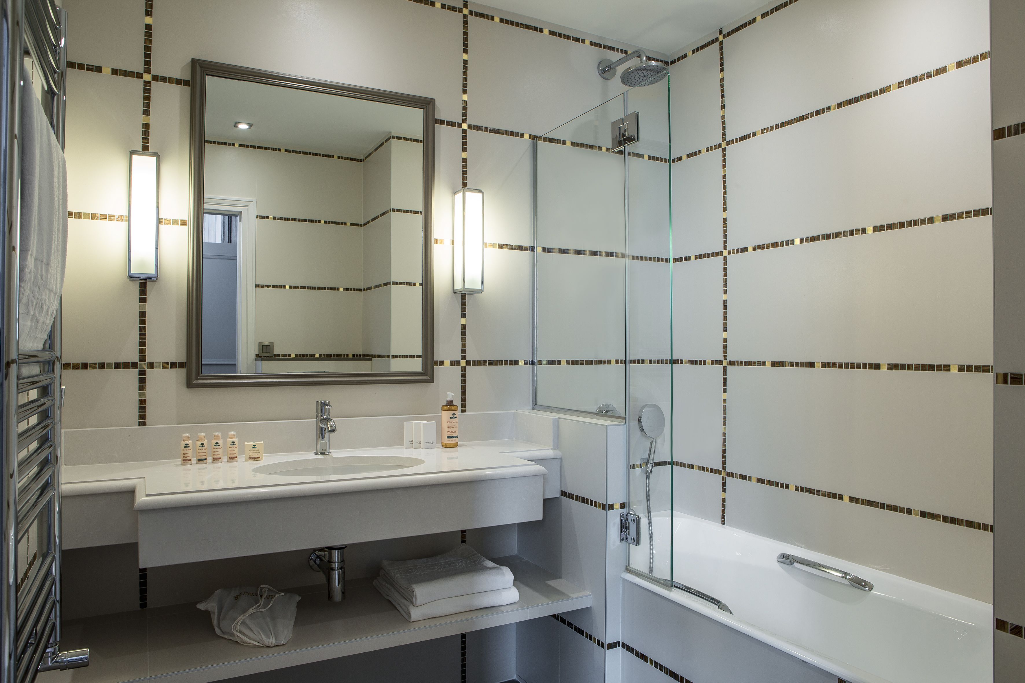 executive room (vendôme) | bathroom | free toiletries, hair dryer, towels