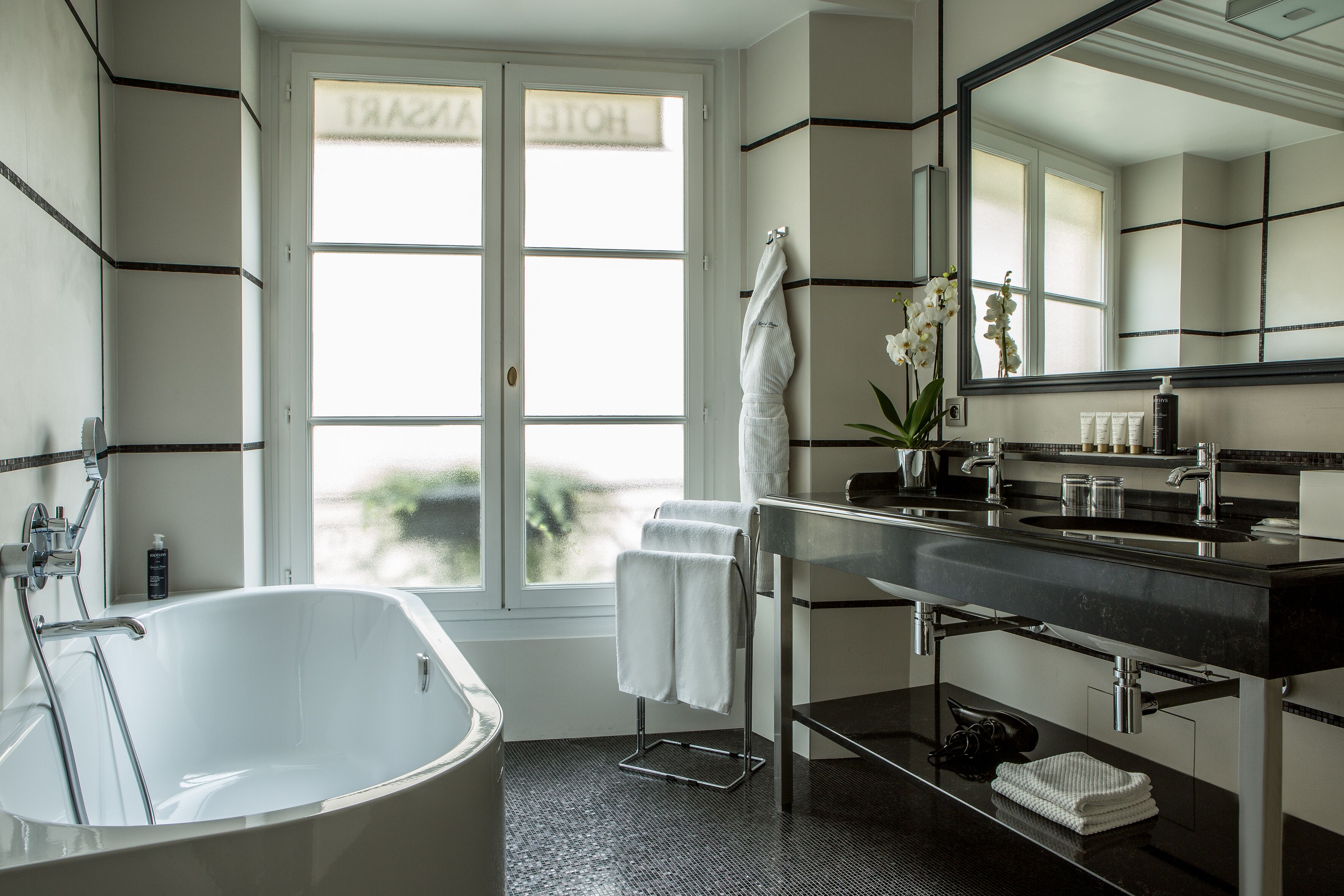 junior suite | bathroom | free toiletries, hair dryer, towels