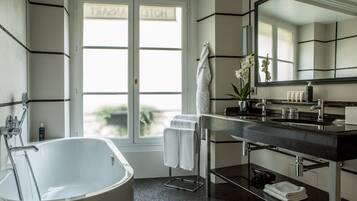 Junior Suite | Bathroom | Free toiletries, hair dryer, towels
