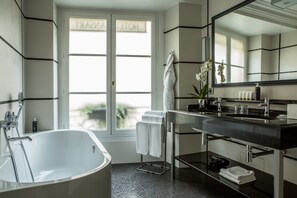 Quarto júnior, 1 cama Queen | Banheiro | Produtos de toalete grátis, secador de cabelo, toalhas de banho 