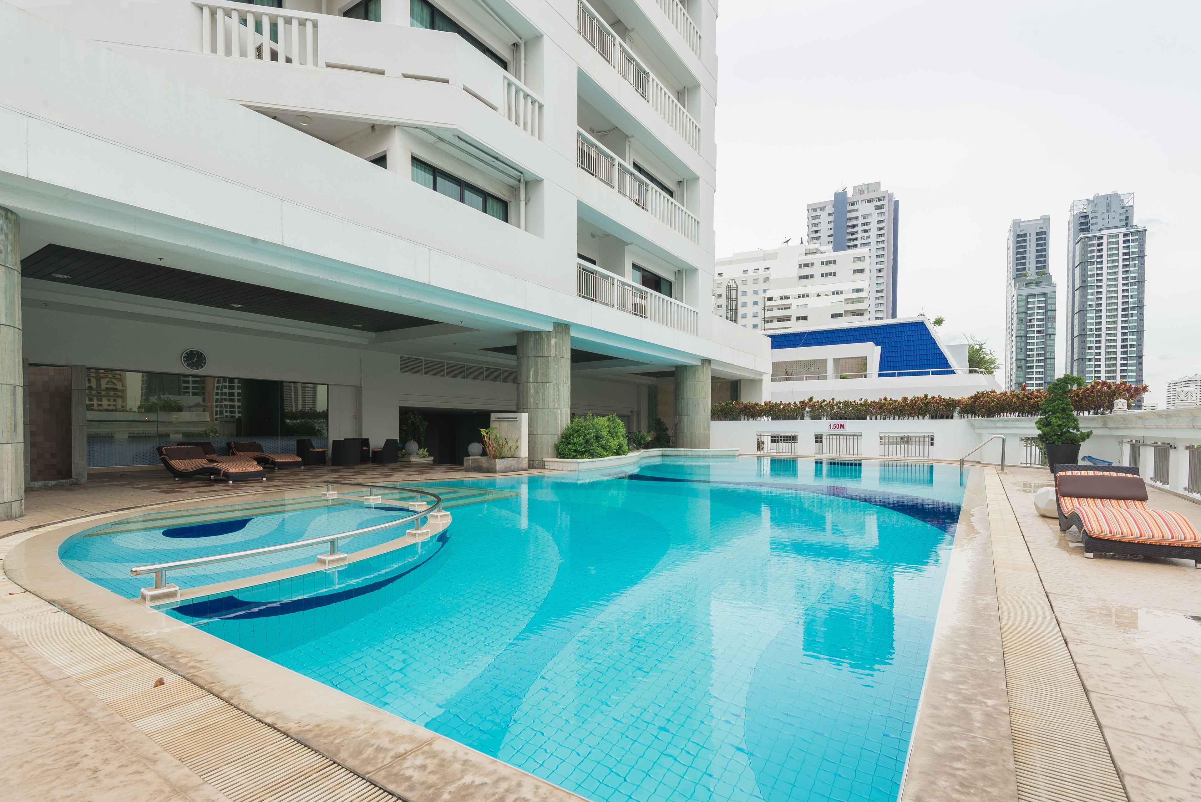 Piscina externa, espreguiçadeiras