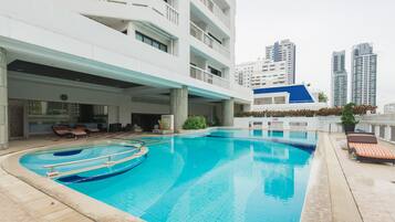 Piscina externa, espreguiçadeiras