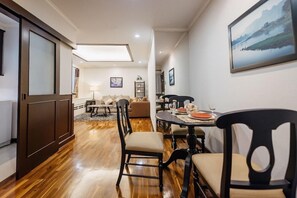Breakfast and lunch served, Thai cuisine