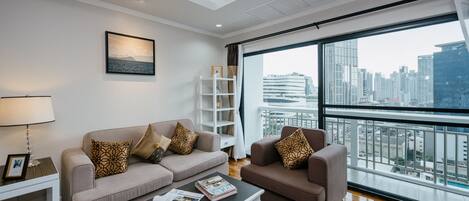 Caja fuerte, cortinas opacas, tabla de planchar con plancha