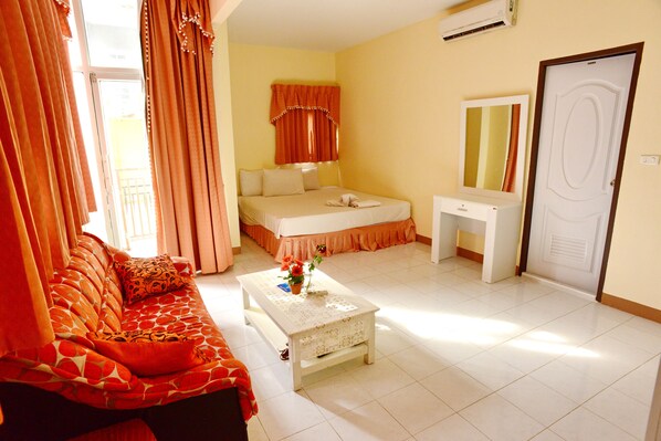 Quarto casal luxo, 1 cama de casal, sacada, vista para a cidade | Roupas de cama premium, cofres nos quartos, escrivaninha