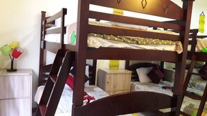 Dormitori compartit familiar, 1 dormitori, vistes al pati | Roba de llit d'alta qualitat, caixa forta a l'habitació i escriptori
