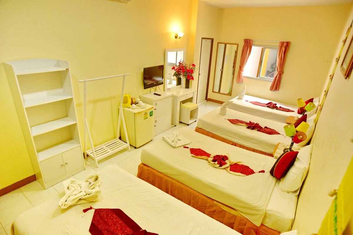 Camera familiare (4 single beds) | Biancheria da letto di alta qualità, una cassaforte in camera