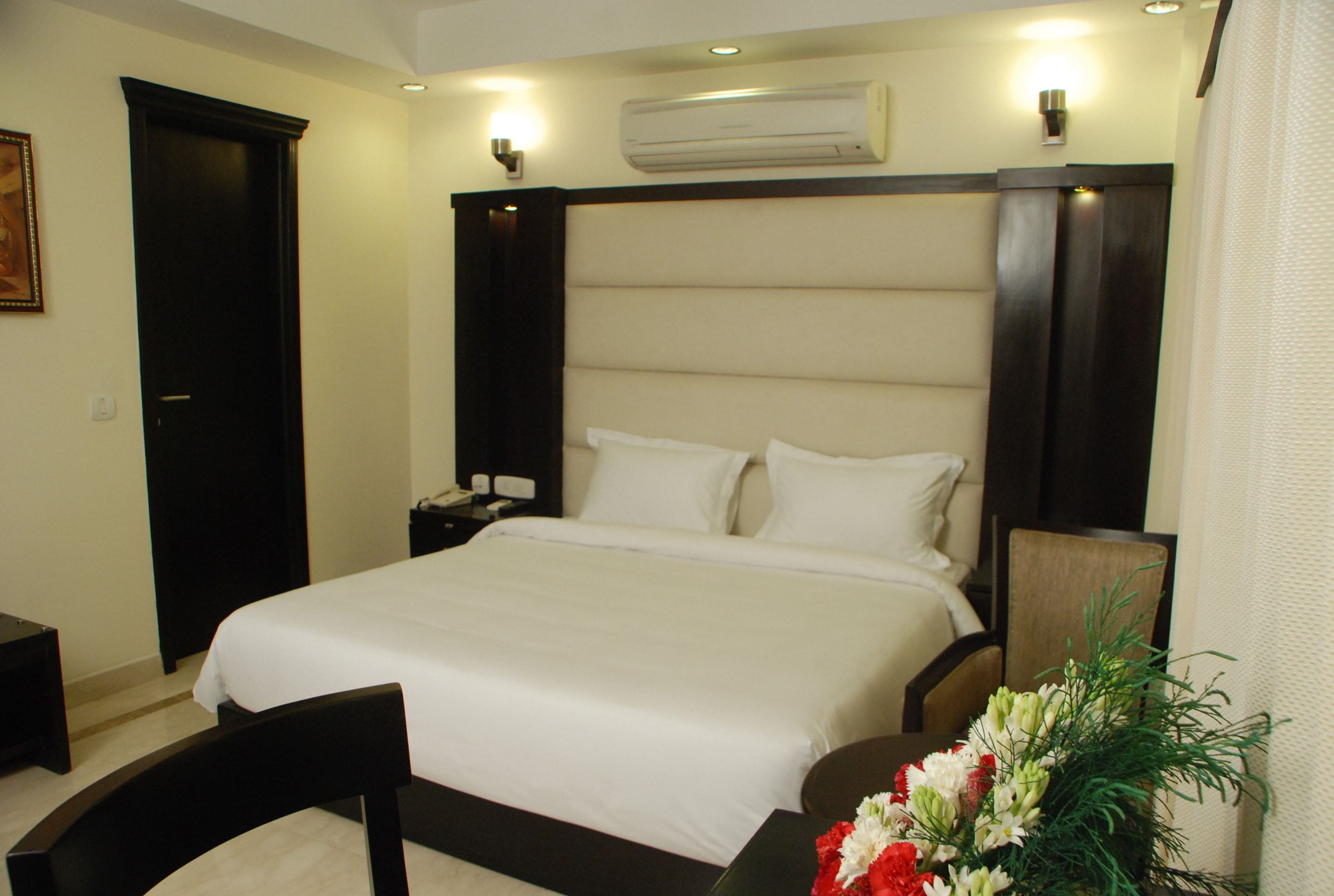 ห้องดีลักซ์ | เครื่องนอนระดับพรีเมียม, ตู้นิรภัยในห้องพัก, โต๊ะทำงาน