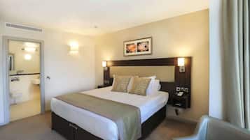 Combined shower/bathtub, free toiletries, hair dryer, towels