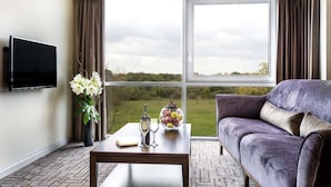 Deluxe suite, 2 slaapkamers | Een kluis op de kamer, een bureau, een laptopwerkplek