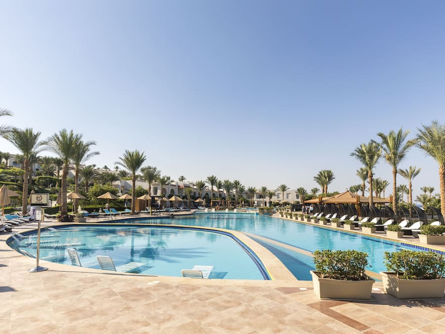 6 piscinas al aire libre (de 08:00 a 17:30), sombrillas, tumbonas