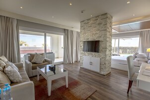 Villa Royal (Posh Club) | Zona de estar | Televisión LCD de 40 pulgadas con canales por satélite, una televisión