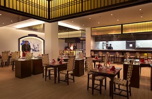 8 restaurants, breakfast, lunch, dinner served; international cuisine