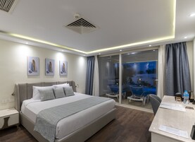 Signature Suite (Posh Club) | 1 bedroom, free minibar, in-room safe, individually decorated