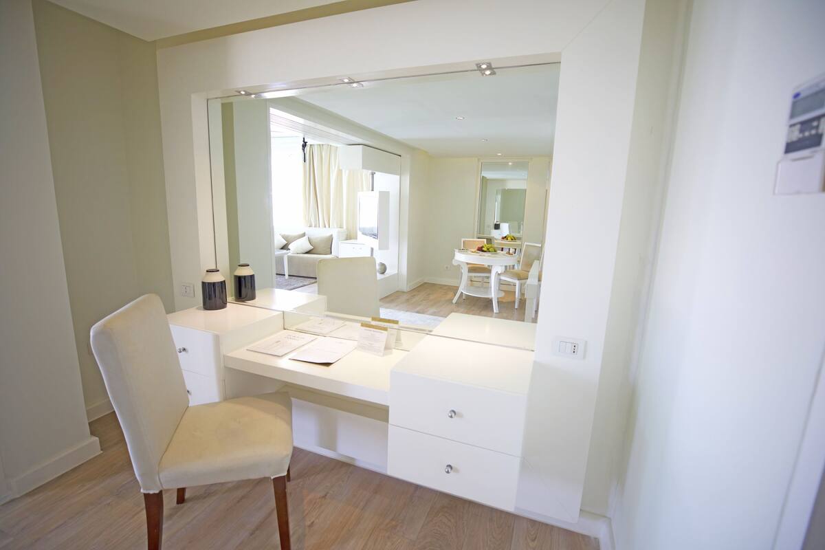 Honeymoon Suite (Posh Club) | 1 bedroom, minibar (free items), in-room safe, desk