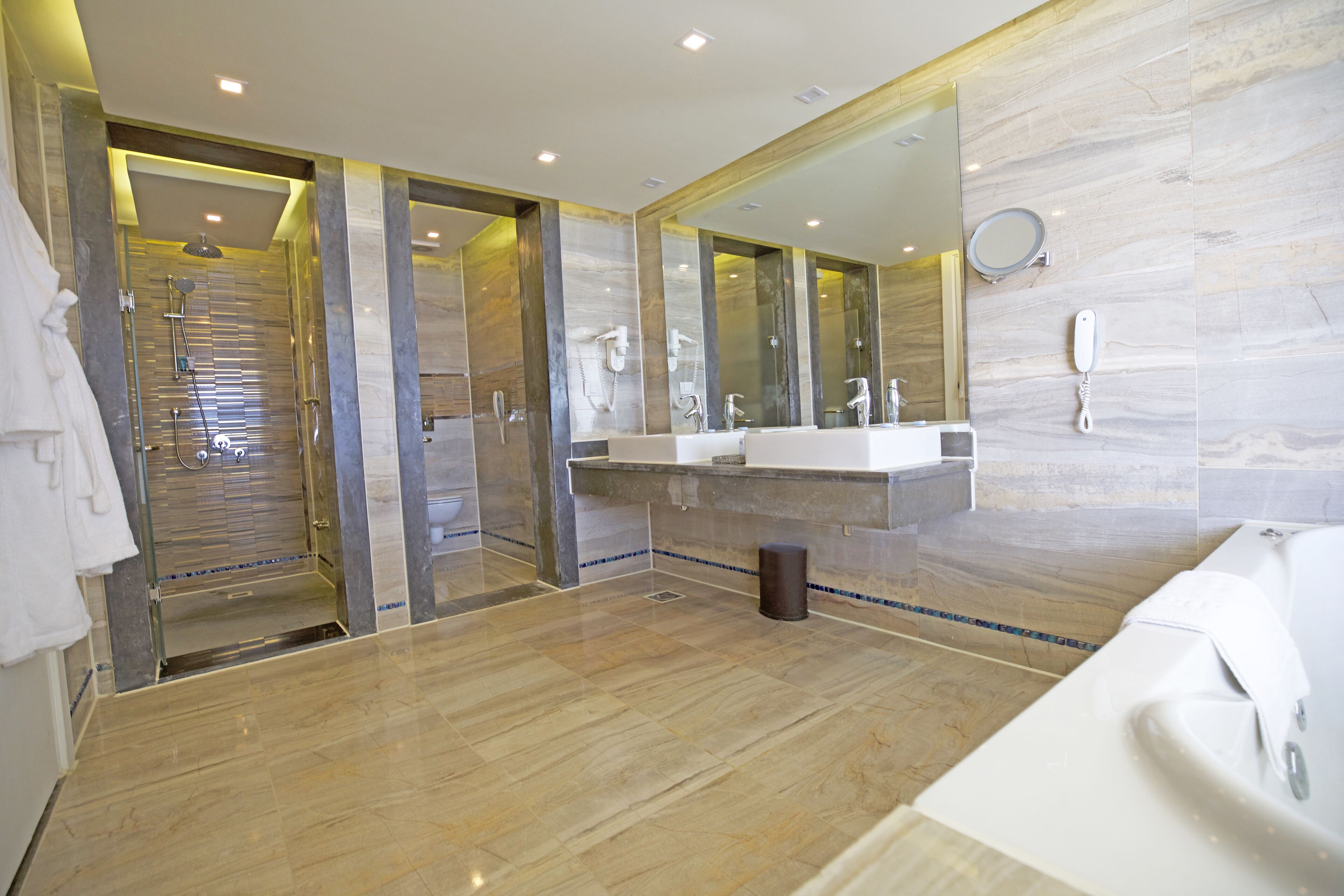 executive suite (posh club) | bathroom | free toiletries, hair dryer, bathrobes, slippers