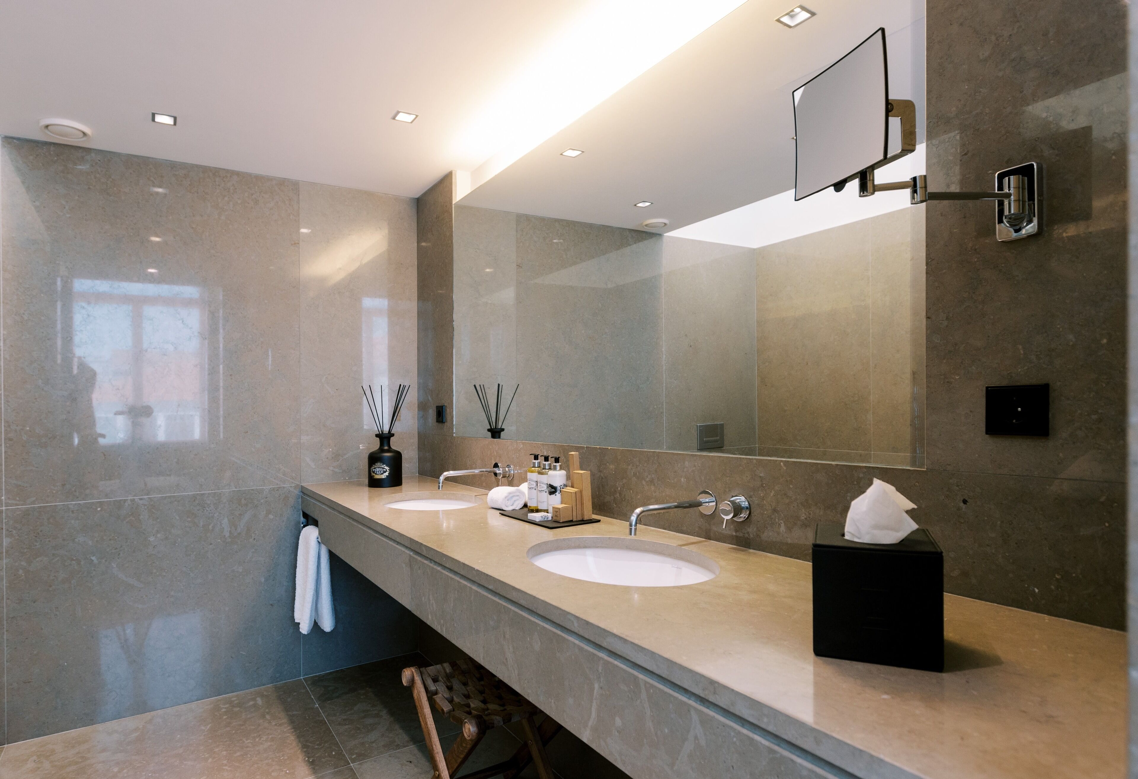 library suite | bathroom | free toiletries, hair dryer, slippers, bidet