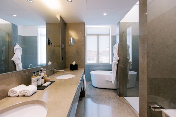 Library Suite | Salle de bain | Articles de toilette (gratuits), séchoir à cheveux, pantoufles, bidet