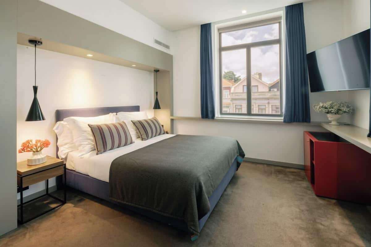 Minibar, coffres-forts dans les chambres, bureau, rideaux occultants