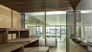 A modern interior with wooden benches and a glass partition. - Almar Lido Jesolo Resort & Spa (Jesolo)