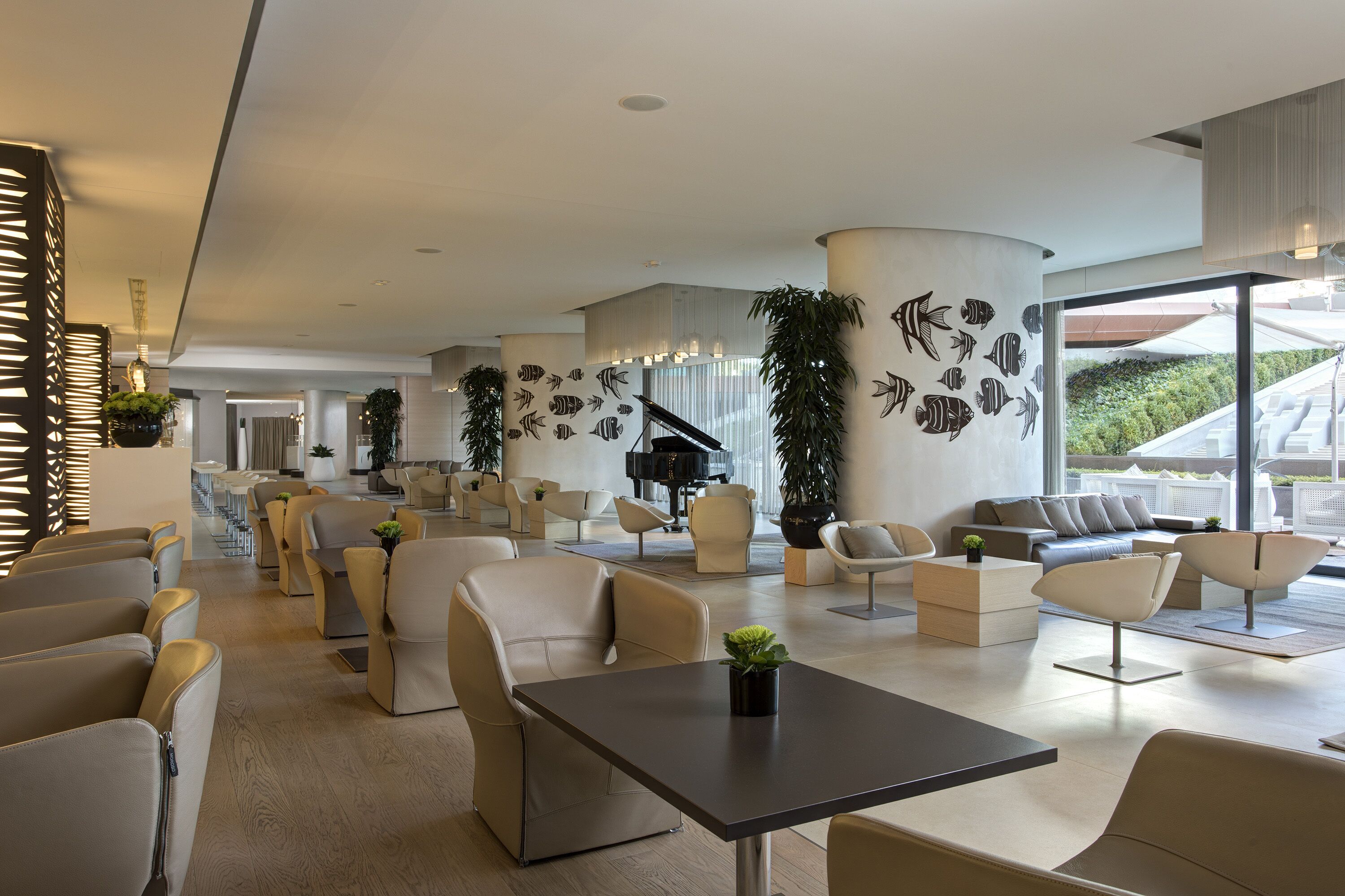 2 bars/lounges, lobby lounge