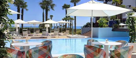 Piscina coperta, piscina stagionale all'aperto, ombrelloni da piscina