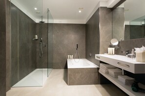 Camera familiare (2 Adults + 2 Children) | Bagno | Set di cortesia gratuito, asciugacapelli, accappatoio, pantofole