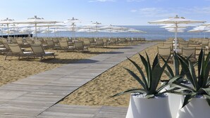 A beach with rows of sun loungers and umbrellas, a wooden walkway, and agave plants. - Almar Lido Jesolo Resort & Spa (Jesolo)