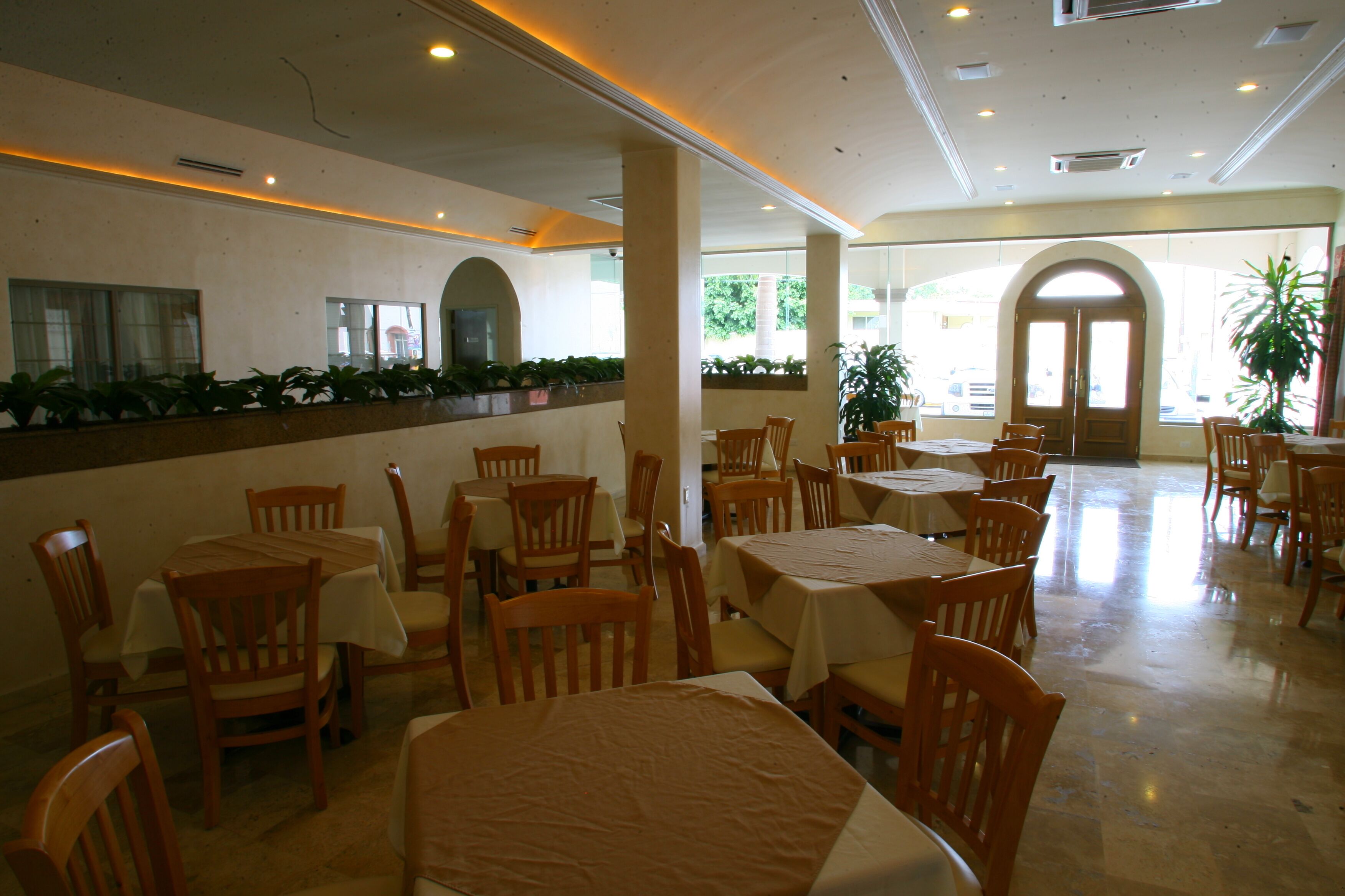 标准房, 2 张双人床, 无烟房 | 客房内保险箱、办公桌、熨斗/熨板、免费 WiFi