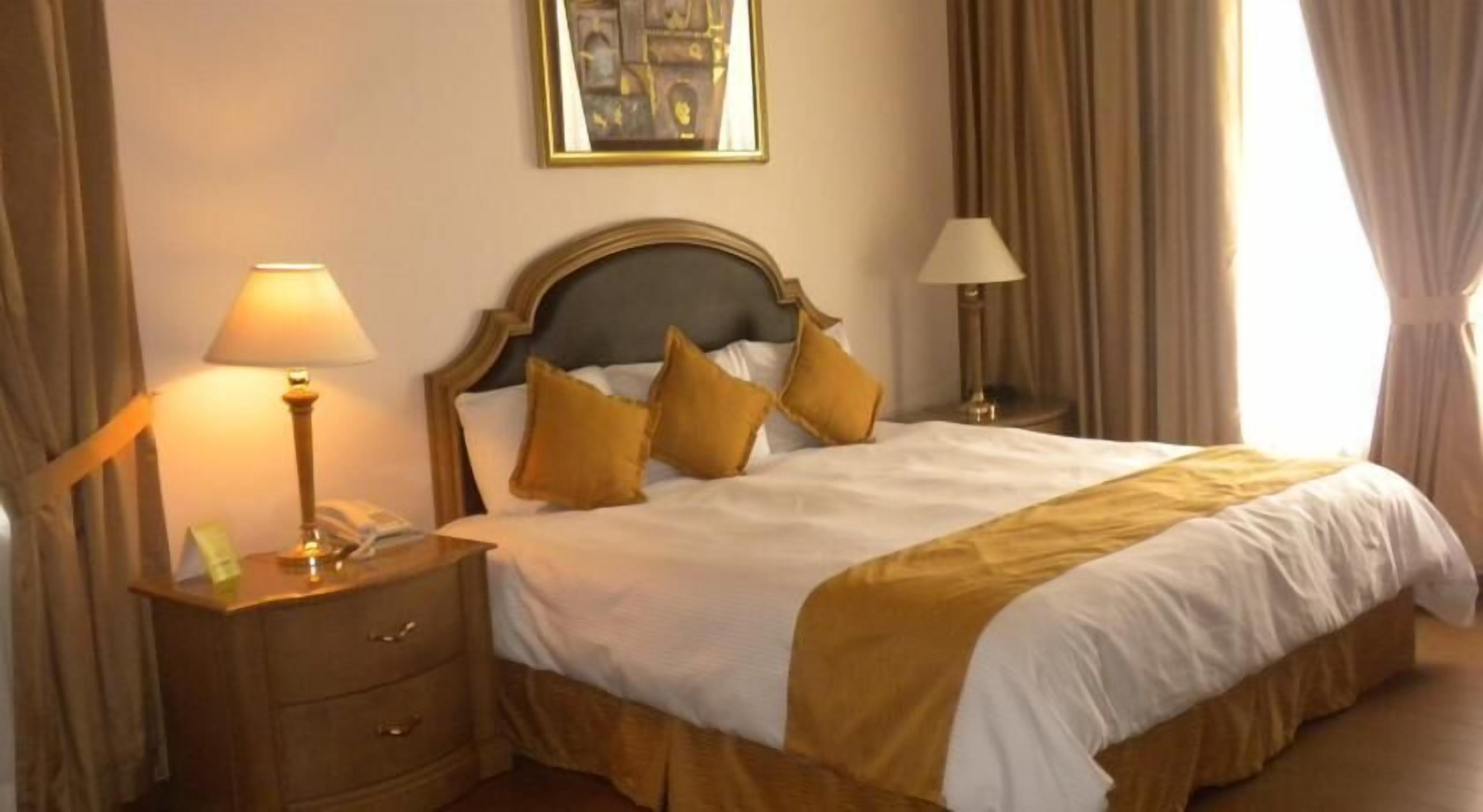 standard room | 1 bedroom, in-room safe, desk, iron/ironing board