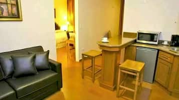 Suite junior, 1 cama de matrimonio grande, no fumadores, cocina | Cocina privada | Frigorífico y cafetera o tetera