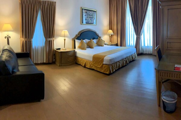 Junior Suite, 1 King Bed, Non Smoking, Kitchen