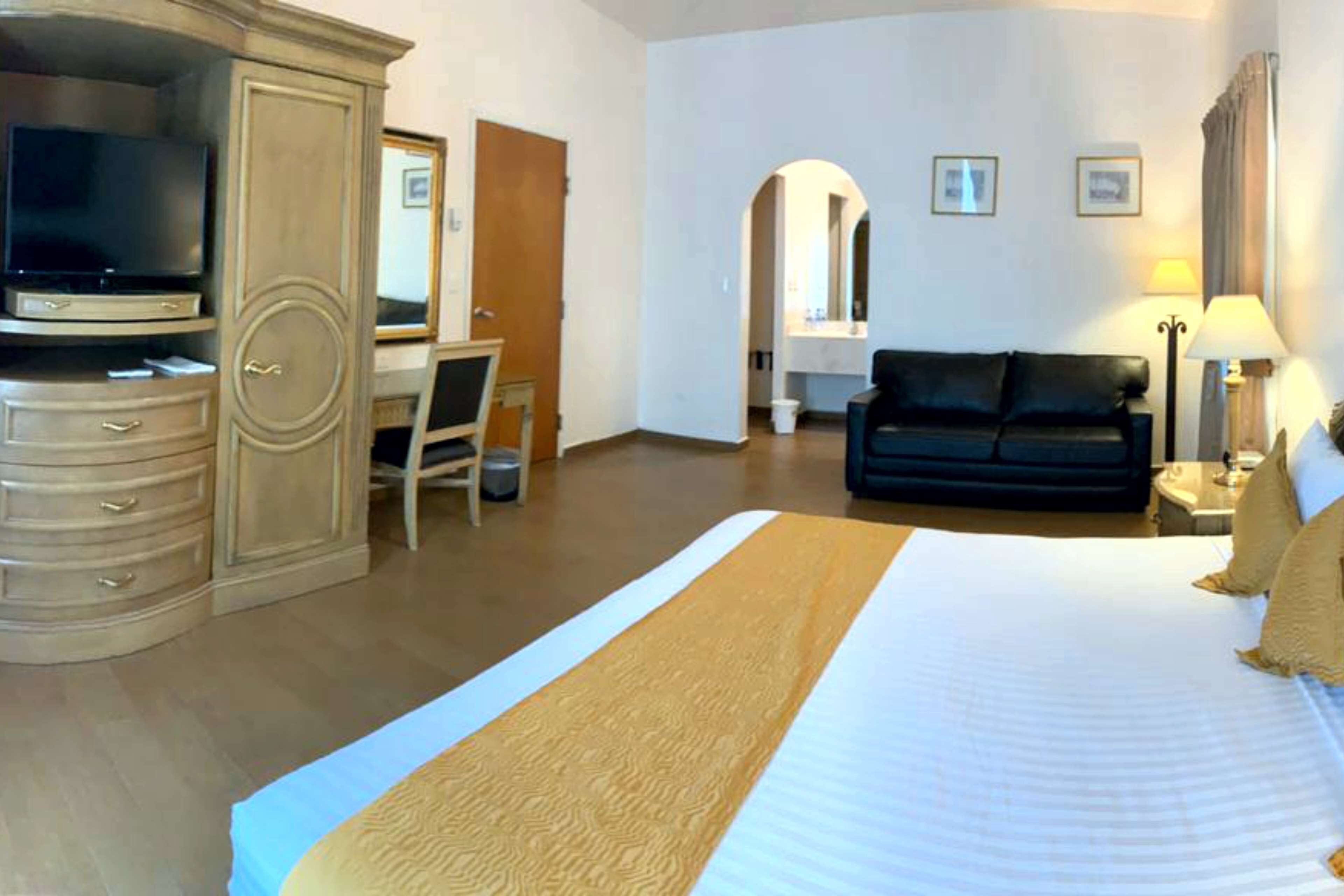 junior suite, 1 king bed, non smoking, kitchen | 1 bedroom, in-room safe, desk, iron/ironing board