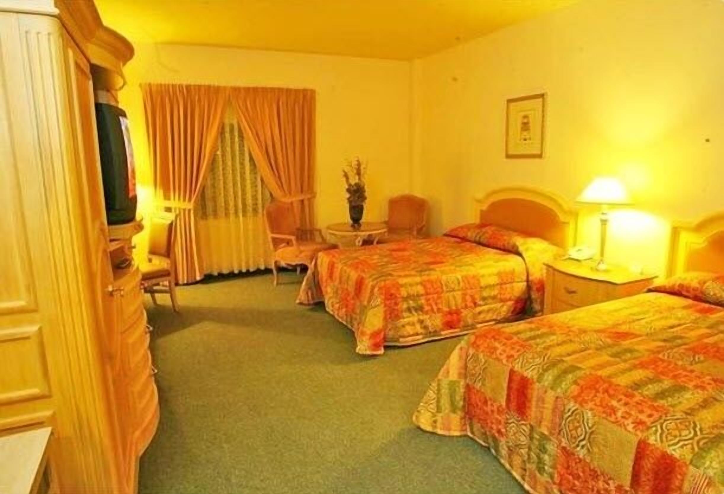 standard double room | 1 bedroom, in-room safe, desk, iron/ironing board