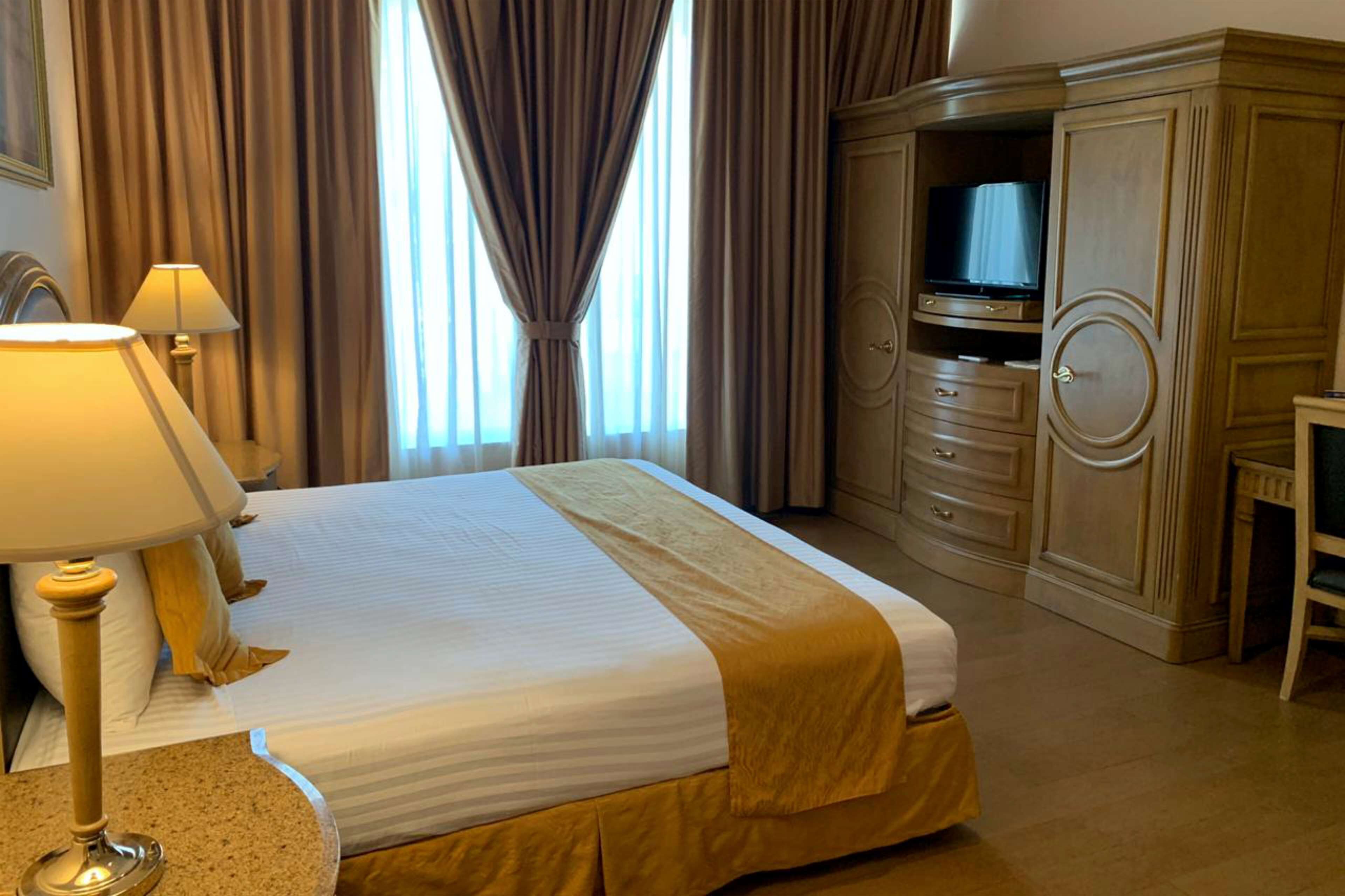 junior suite, 1 king bed, non smoking, kitchen | 1 bedroom, in-room safe, desk, iron/ironing board