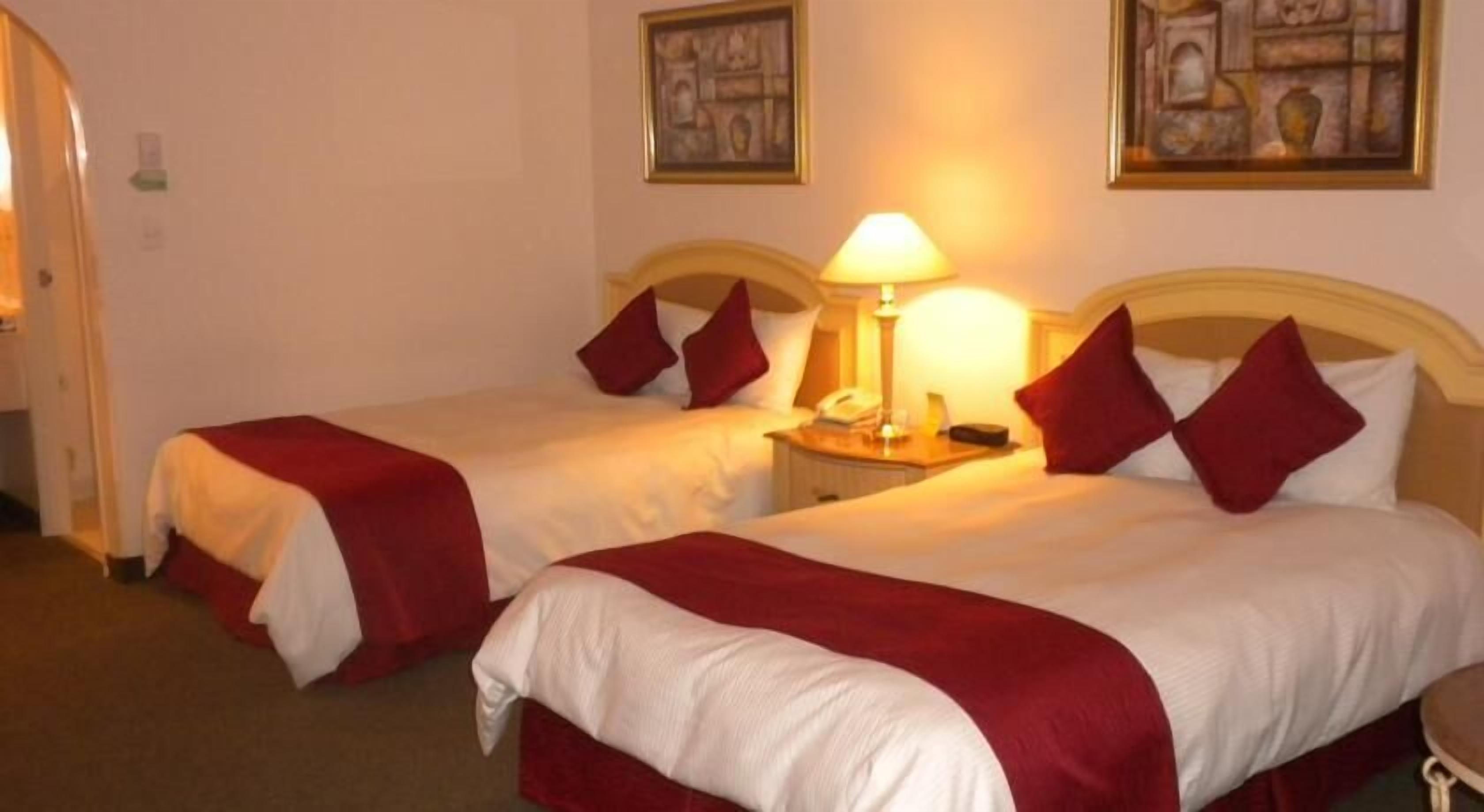 standard room | 1 bedroom, in-room safe, desk, iron/ironing board